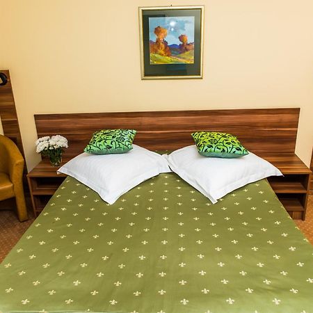 Hotel Lyra Орадеа Стая снимка