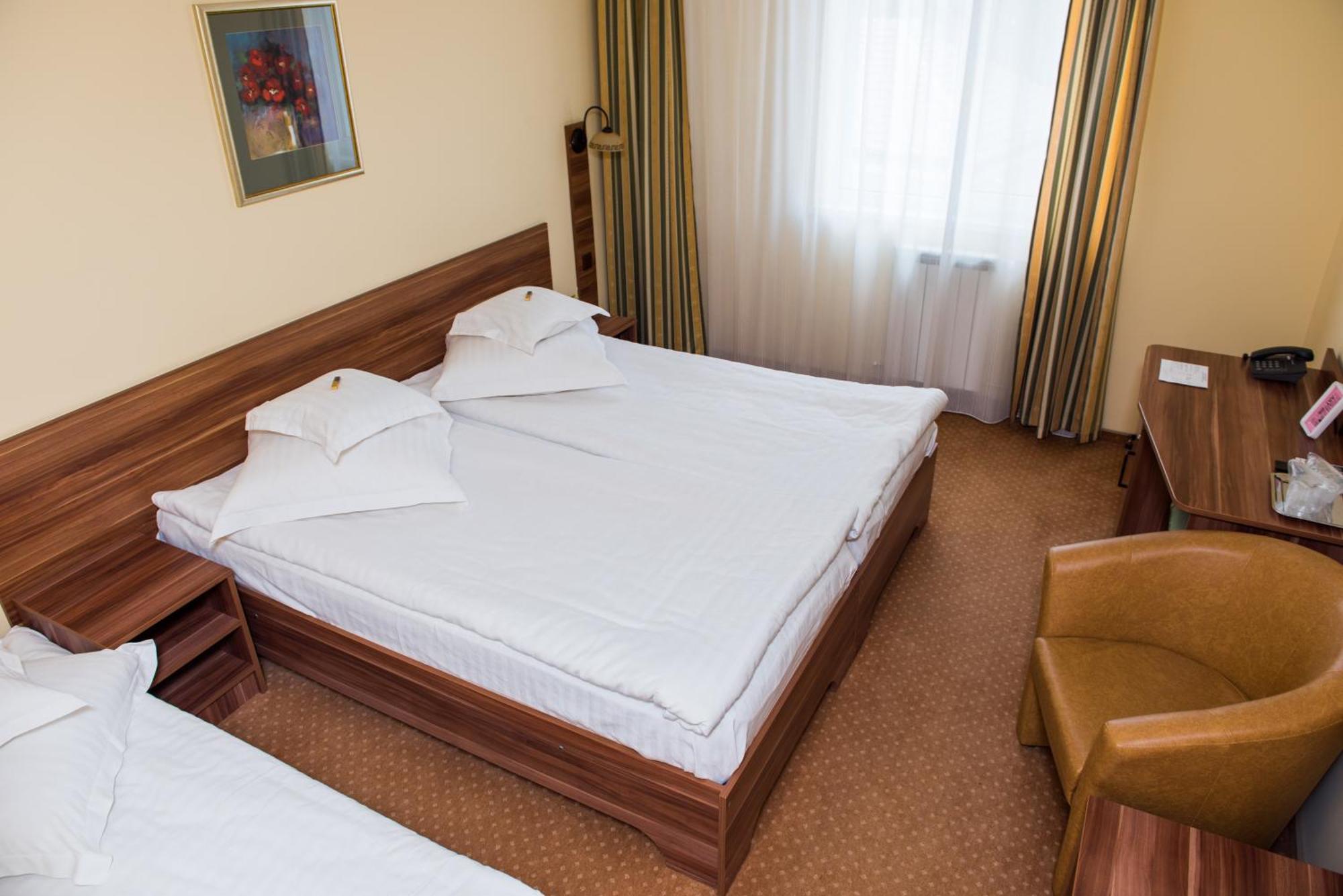 Hotel Lyra Орадеа Стая снимка