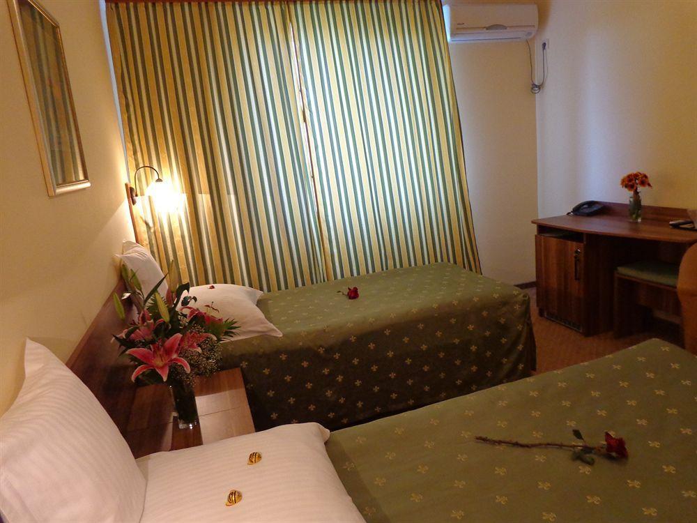 Hotel Lyra Орадеа Екстериор снимка